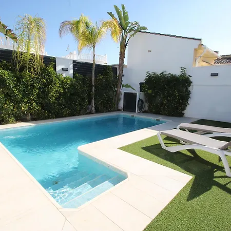 فيلة Stylish With Pool *